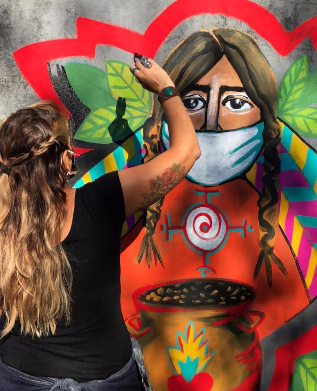 Clara Dellagiovanna, la artista que enciende de color las paredes