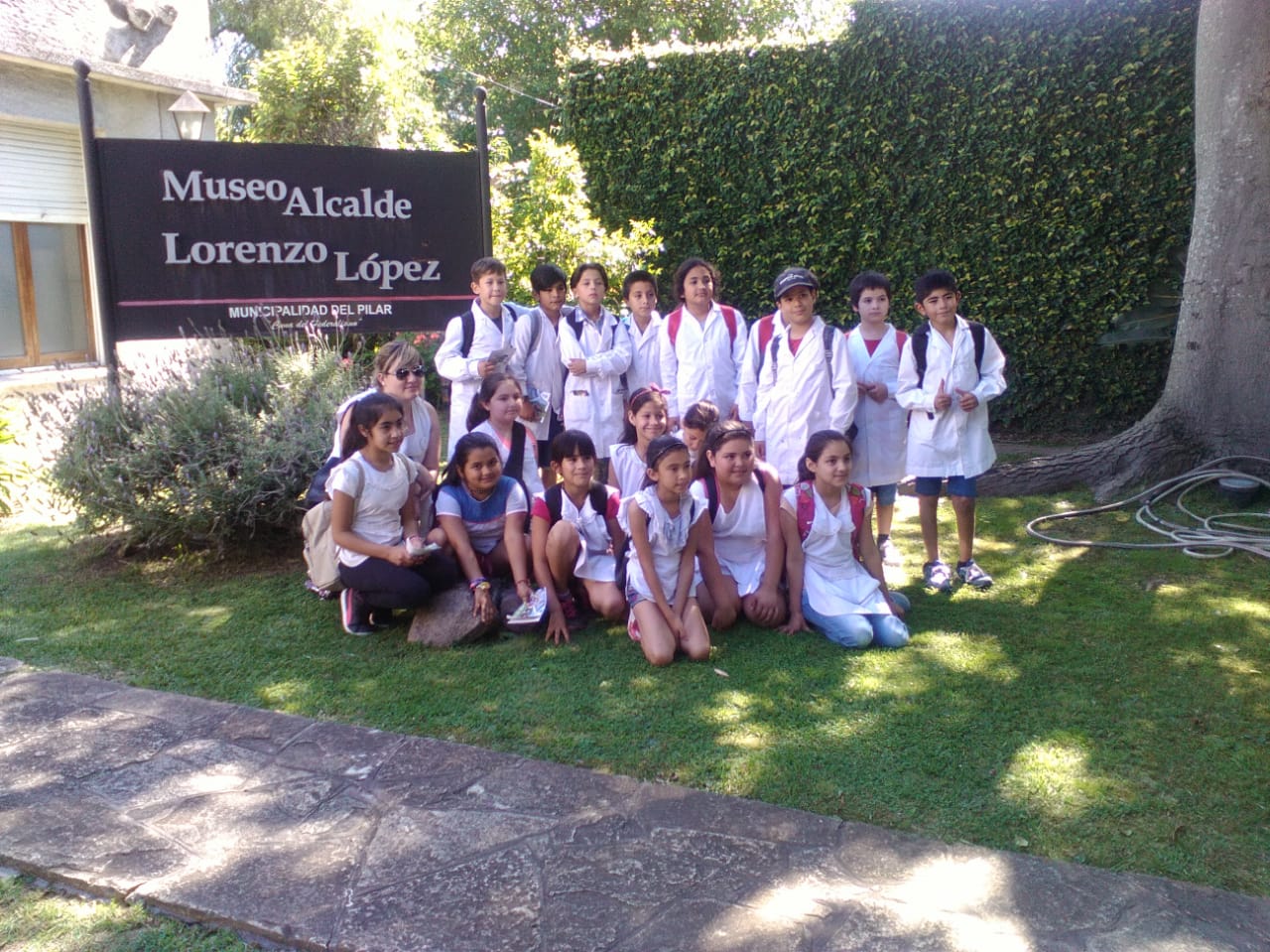 Uno de los contingentes que visitaron el museo