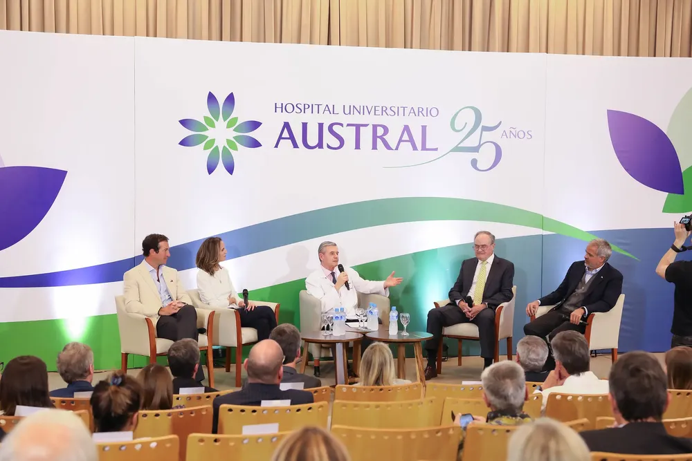 Living de conversación con el Dr. Marcelo Pellizzari, miembro del Consejo de Dirección del Hospital Universitario Austral; Adolfo López Rouger, presidente de la Asociación Civil de Estudios Superiores (ACES); Luis